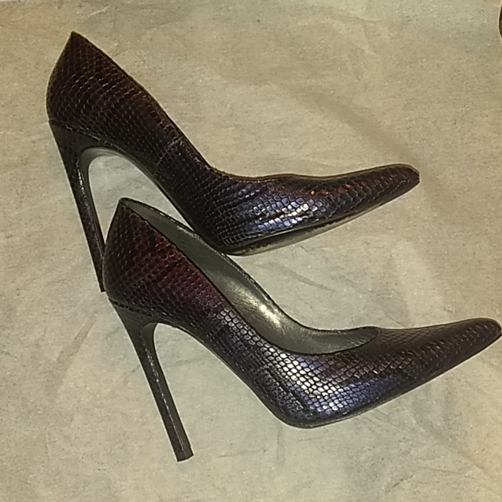 🌺🌺STUART WEIZMAN HEELS🌺🌺 purple snakeskin